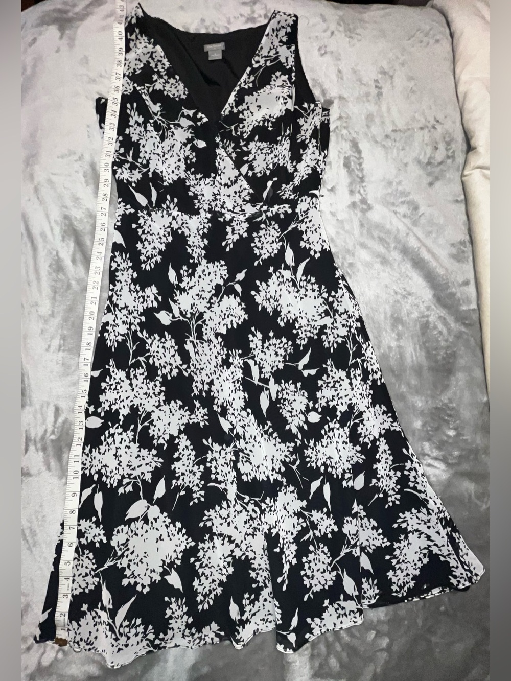 Black & White Floral Sleeveless V-Neck Dress Ann Taylor size 8